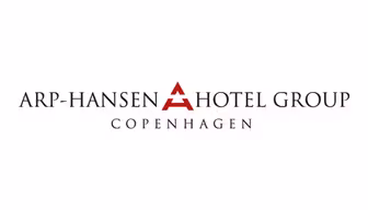 Logo for Arp-Hansen Hotel Group, København. Teksten er i stor bokstav med en stilisert rød 'A' som representerer firmanavnet mot en hvit bakgrunn.
