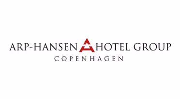 Logo for Arp-Hansen Hotel Group, København. Teksten er i stor bokstav med en stilisert rød 'A' som representerer firmanavnet mot en hvit bakgrunn.