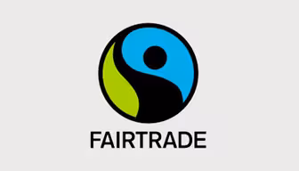 Bildet viser Fairtrade-logoen med en stilisert svart figur inne i en sirkel, med en blå del på toppen og en grønn del til venstre. "FAIRTRADE" er skrevet med store bokstaver under sirkelen.