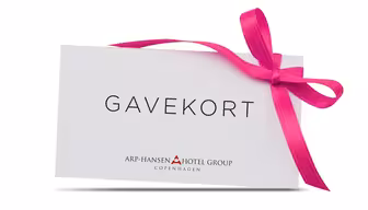 Et gavekort med teksten "GAVEKORT" knyttet med rosa sløyfe. Under er logo og tekst for Arp-Hansen Hotel Group i København.