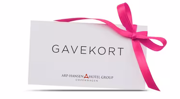 Et gavekort med teksten "GAVEKORT" knyttet med rosa sløyfe. Under er logo og tekst for Arp-Hansen Hotel Group i København.
